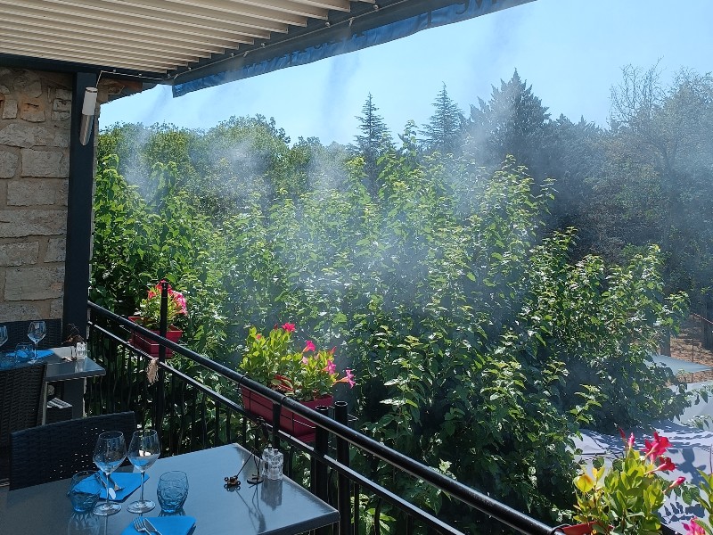You are currently viewing terrasse de restaurant en Ardèche
